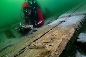 Descubren bajo el mar una barcaza similar a la que Cleopatra se habría escapado con Marco Antonio tras la Batalla de Accio (31 a.C.)