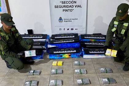 Descubren cocaína en teclados musicales durante un operativo vial.