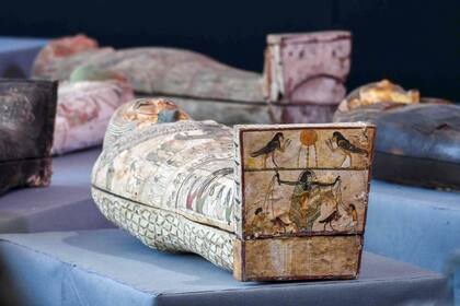 Los sarcófagos fueron descubiertos en la necrópolis de Saqqara, al sur de El Cairo