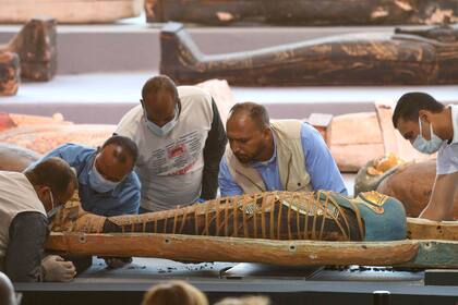 Los sarcófagos fueron descubiertos en la necrópolis de Saqqara, al sur de El Cairo