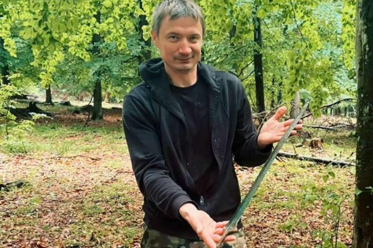 Para abrir os olhos: ele estava andando pela floresta, viu uma ponta brilhante e sacou uma arma de 3.000 anos.