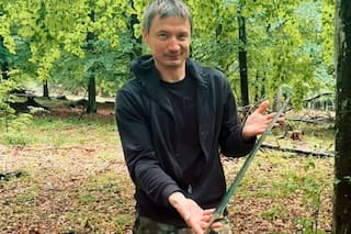 Caminaba por el bosque, vio una punta brillante y desenterró un arma de 3000 años de antigüedad