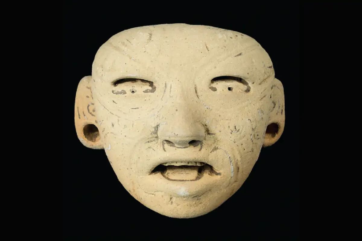 Descubren figuras tenebrosas en la cima de una pirámide