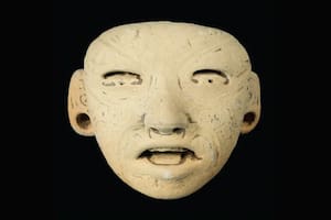 Descubren figuras tenebrosas en la cima de una pirámide
