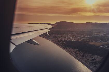 Descubren la razón climática que genera violentas turbulencias en aviones: las rutas más afectadas