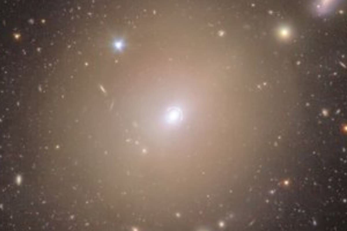 Descubren un anillo de Einstein a 590 millones de años luz de la Tierra (Fuente: J.-C. Cuillandre, G. Anselmi, T. Li)