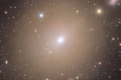 Descubren un anillo de Einstein a 590 millones de años luz de la Tierra (Fuente: J.-C. Cuillandre, G. Anselmi, T. Li)