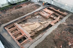 Descubren un castillo medieval del siglo XIII que pasó desapercibido bajo una cancha de básquet