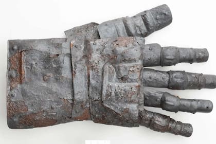 Descubren una extraña pieza de armadura del siglo XV y un detalle llamó la atención de los arqueólogos