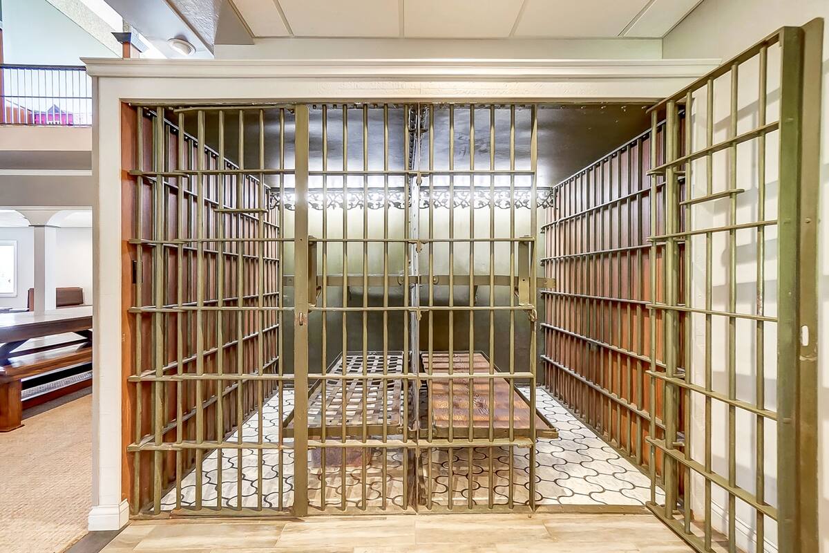 Descubren una lujosa casa con dos misteriosas celdas