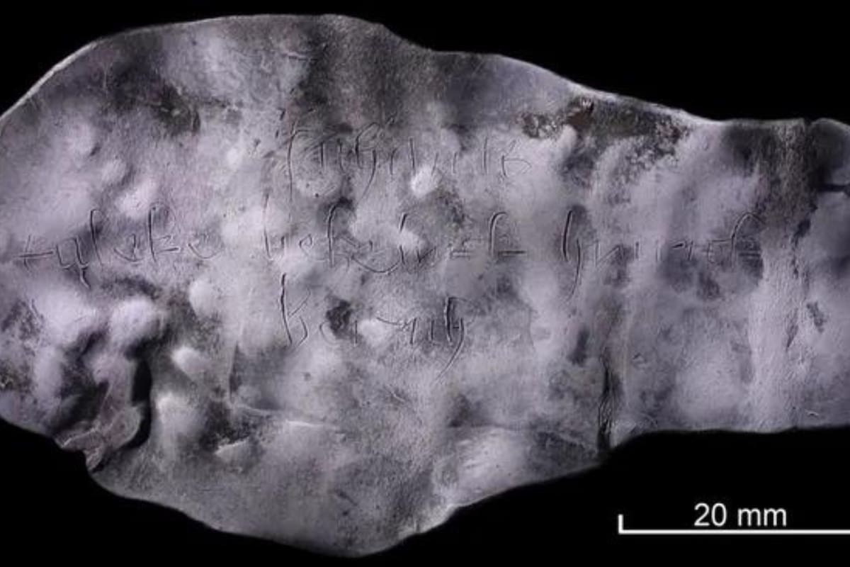 Descubren una tabla de plomo en una letrina con una inscripción maldita