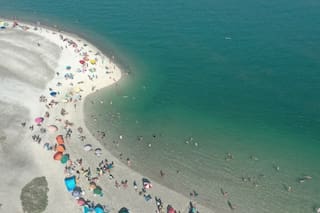 La playa argentina con agua turquesa que parece “brotar desde el suelo”