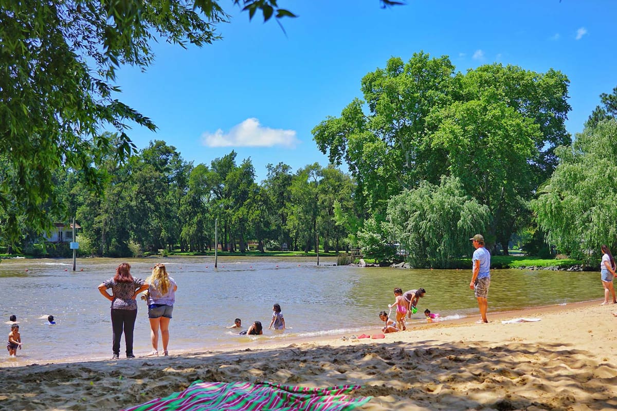 Descubrí las playas a una hora de CABA para escapar del calor abrumante