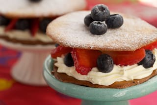 Tuile de miel con frutillas y arándanos