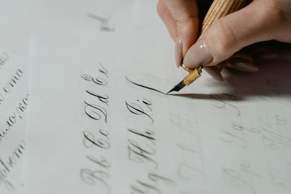 Descubrí qué significa escribir las letras con inclinación