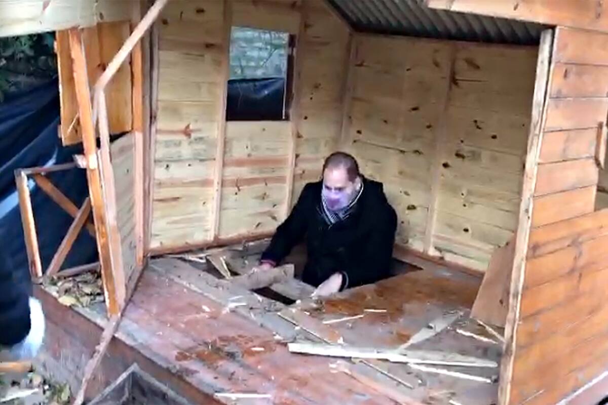 Descubrieron el ingreso secreto a habitaciones edificadas bajo tierra en una vivienda en Merlo