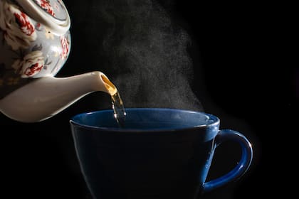 Descubrieron que una sola taza de té negro infusionada durante cinco minutos logra eliminar hasta el 15 por ciento de los iones de plomo que están presentes en el agua potable.
