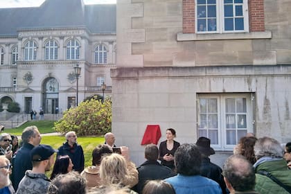Descubrimiento de una placa de homenaje a los desaparecidos de la última dictadura en la Casa Argentina en París