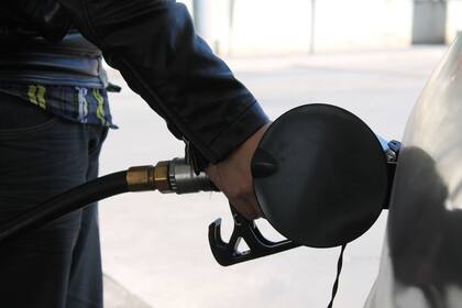 Descubrió el verdadero uso de la tapa del combustible del auto y asombró a todos: “Tardé 38 años”