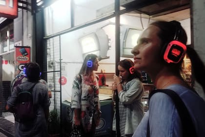 Descubrir la geografía de un barrio, a través de una propuesta teatral:
Zoraida, la reina del Abasto, un audiodrama, sobre una inmigrante colombiana