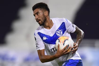 Juan Martín Lucero, con la pelota luego de convertir su gol al final del partido entre Vélez y la Universidad Católica de Chile. Esa conquista mantiene al Fortín con chances en la serie de cuartos de final de la Copa Sudamericana.