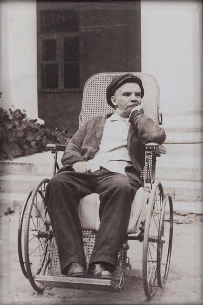 Desde 1922 Lenin sufrió al menos cuatro infartos cerebrales, los cuales le impideron hablar, escribir y caminar, pero la dirigencia soviética del momento insistía en que su mente funcionaba como una máquina.