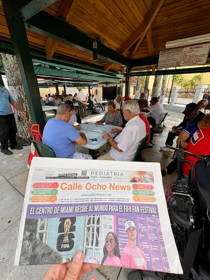 Desde 1976, el Parque Dominó es el corazón de este barrio, donde los veteranos exiliados cubanos se reúnen a jugar dominó y ajedrez a diario
