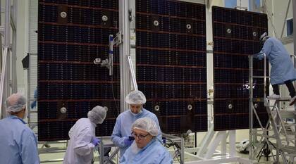 Desde 1995, la Comisión Nacional de Energía Atómica (CNEA) realiza la integración eléctrica de los paneles que se usan en los satélites de fabricación nacional