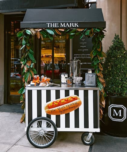 Desde 2016, el chef Vongerichten, reconocido internacionalmente y encargado del restaurante del The Mark, vende hot dogs a las puertas del hotel