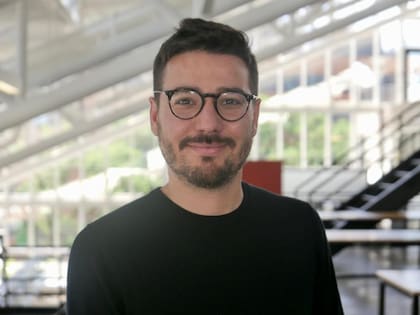 Desde 2018, el argentino Joaquín Tomé dirige el Centro de Estudios Económicos Urbanos de la Universidad Nacional de San Martín. En 2021, comenzó a estudiar Planificación Urbana en Harvard