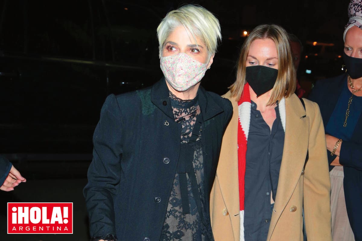 Desde 2018, Selma Blair lucha contra la esclerosis múltiple y camina con bastón, con mucha dificultad.