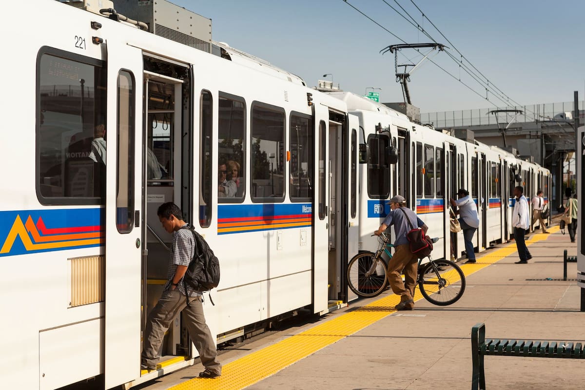Desde 2023, todos los menos de 19 años pueden acceder al beneficio del transporte en Colorado. Foto: RTD Colorado