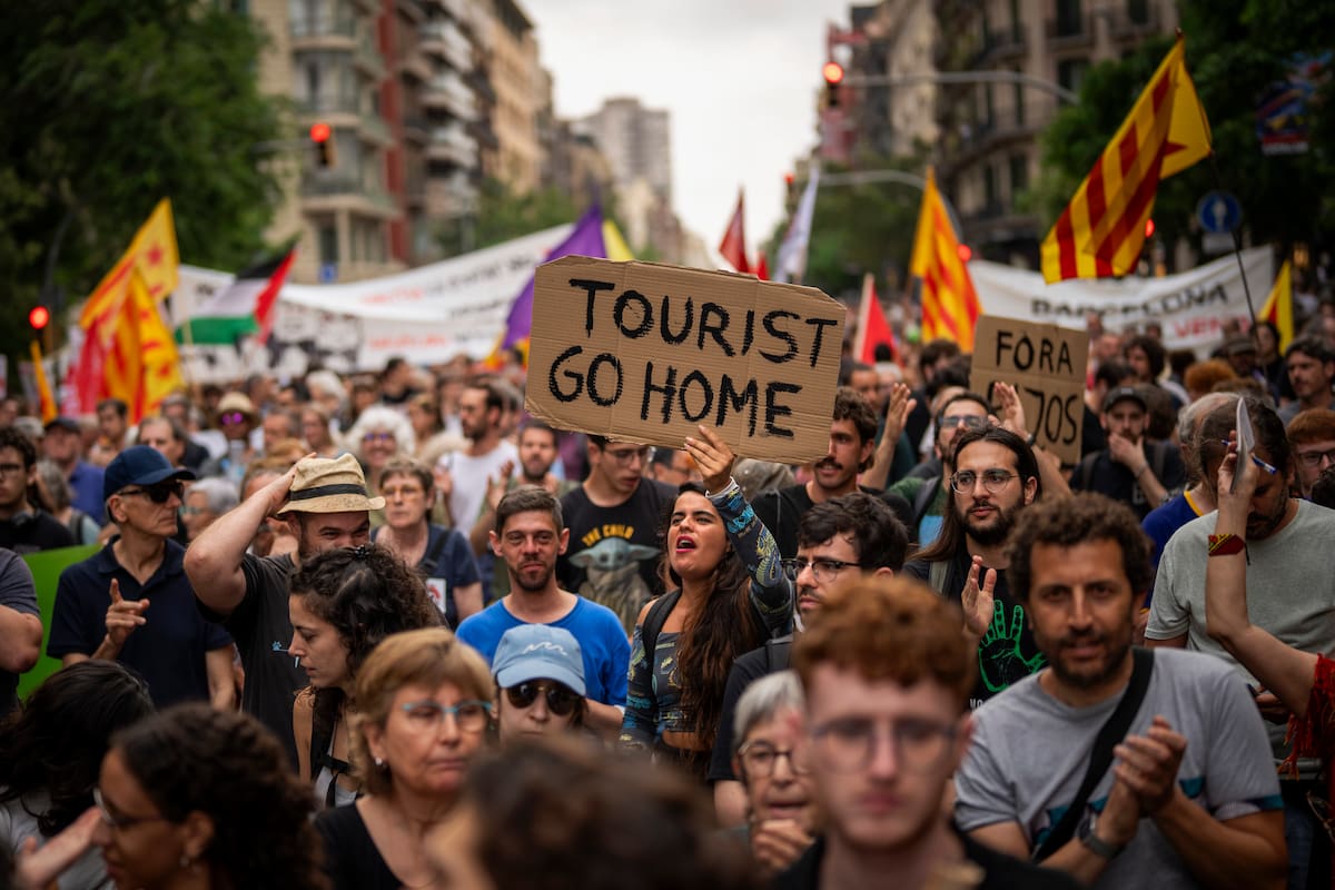 Desde 2024 miles de personas se movilizaron bajo lemas como "Se acabó. Bajemos los alquileres", en la ciudad de Barcelona, España
