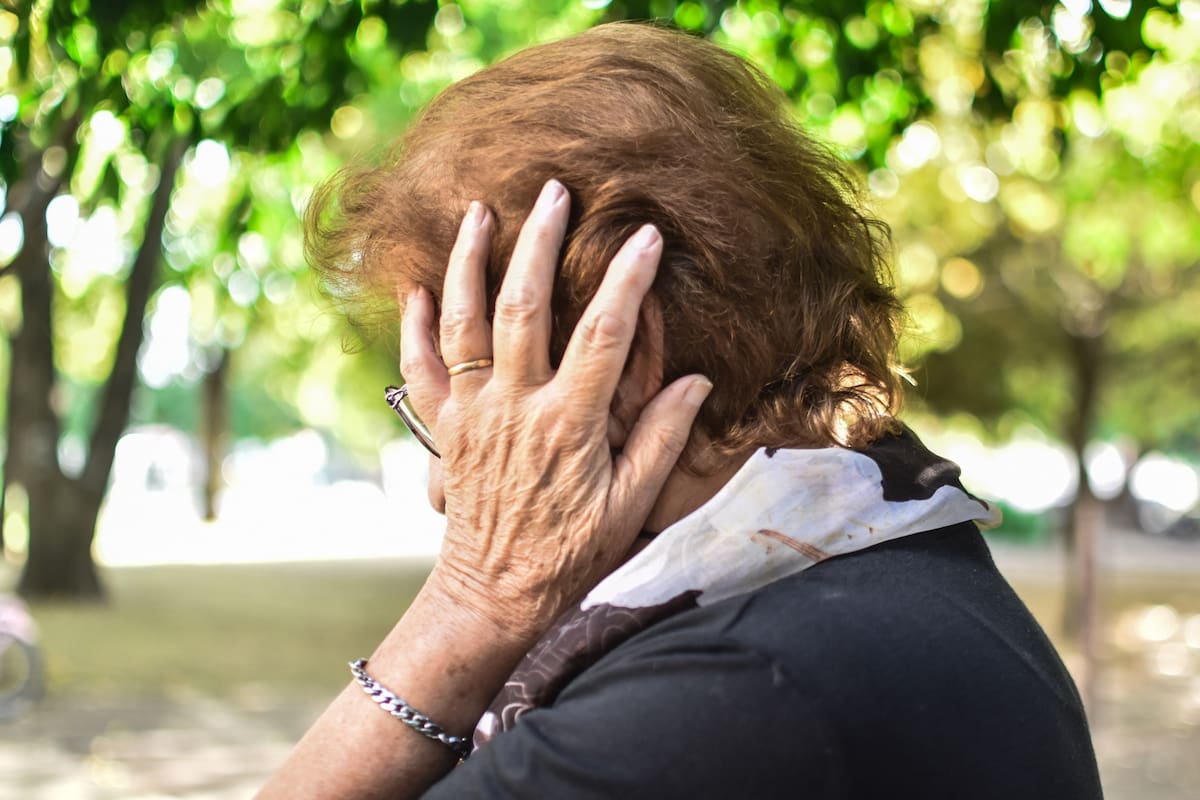 Desde abandono hasta abuso económico y golpes, una realidad poco visibilizada que afecta a miles de adultos mayores; el peso de la vergüenza y los mandatos culturales a la hora de denunciar