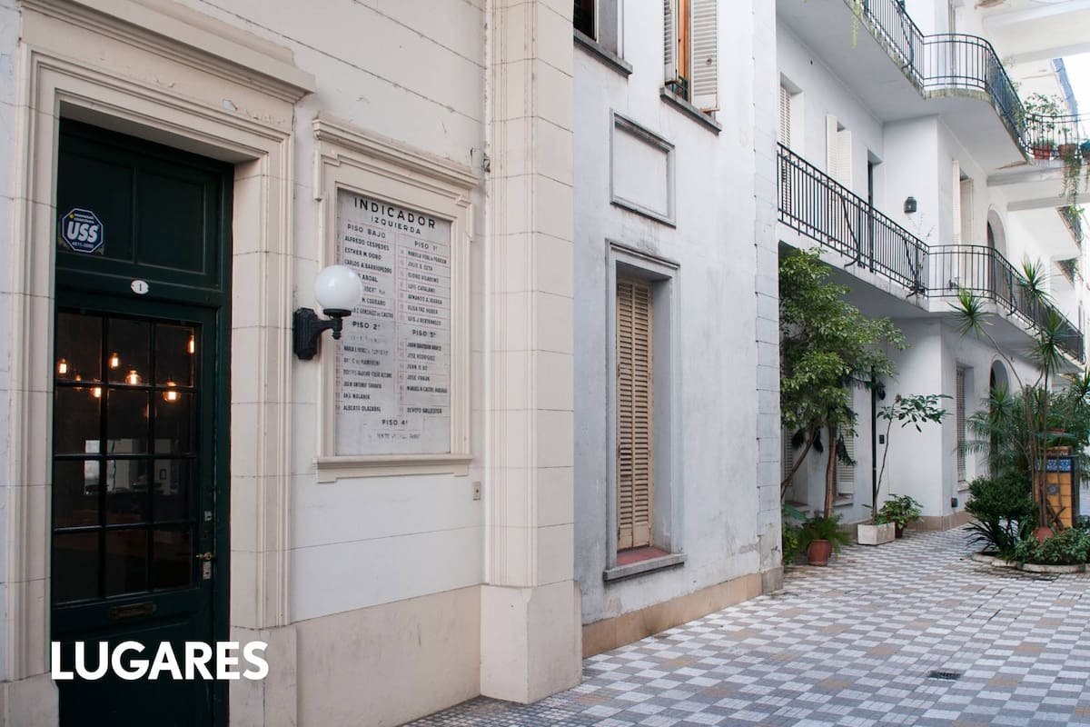 Desde adentro, el pasaje residencial de 57 departamentos al que hoy sólo pueden acceder los propietarios.