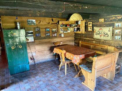 Desde adentro, la calidez de un hogar cordillerano que ha visto pasar varias generaciones de pescadores y viajeros aventureros.