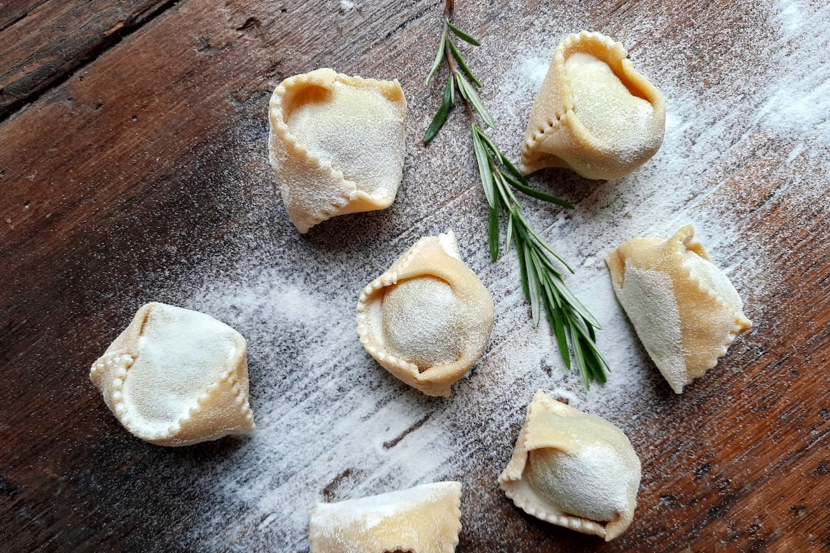 Kreplach de ricota cremosa y hierbas frescas elaborados por Mad, un gran referente del nuevo rumbo de la pasta local
