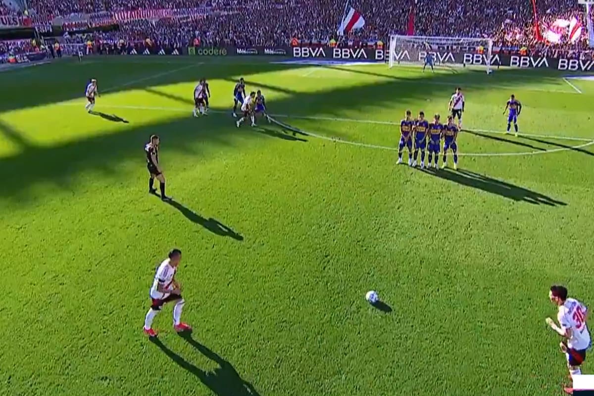 Desde ahí la clavó en el ángulo Mastantuono