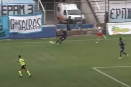 Desde allí remató Suárez para convertir el 2 a 0 para Gimnasia de Jujuy. El delantero le pegó desde 80 metros y fue autor de un golazo