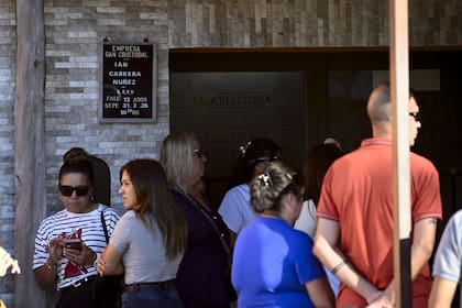 Desde anoche están velando los restos de Ian Cabrera, el chico asesinado por un compañero en la escuela Mariano Moreno de San Cristóbal