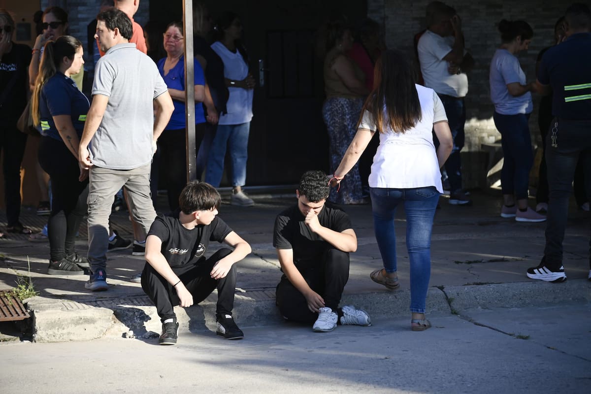 Desde anoche están velando los restos de Ian Cabrera, el chico asesinado por un compañero en la escuela Mariano Moreno de San Cristóbal