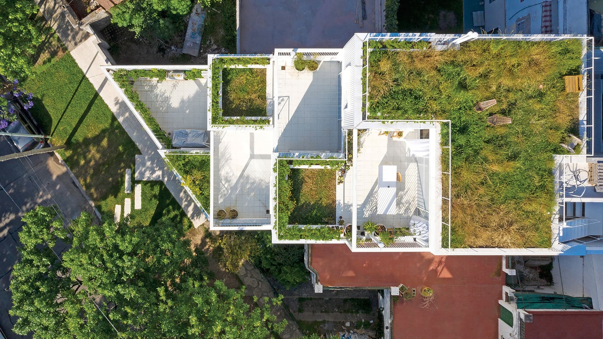 Desde arriba, se percibe un juego de jardines y terrazas que traen el verde a metros de la vida cotidiana.