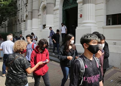 Desde ayer, en las escuelas de la Provincia el barbijo dejó de ser obligatorio