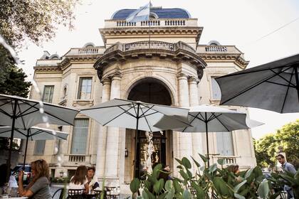 Desde ayer, la nueva norma alcanza a una docena de instituciones y llevará más fondos a Cultura; desalienta las celebraciones sociales: prohíbe alimentos y ruidos fuertes