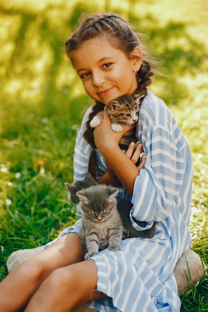 Desde bienestar emocional hasta diversión asegurada: los poderosos beneficios para los niños de un felino en el hogar