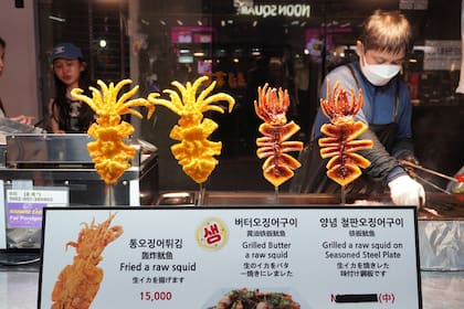 Desde calamares fritos hasta frutas acarameladas, la comida callejera coreana está en otro nivel.
