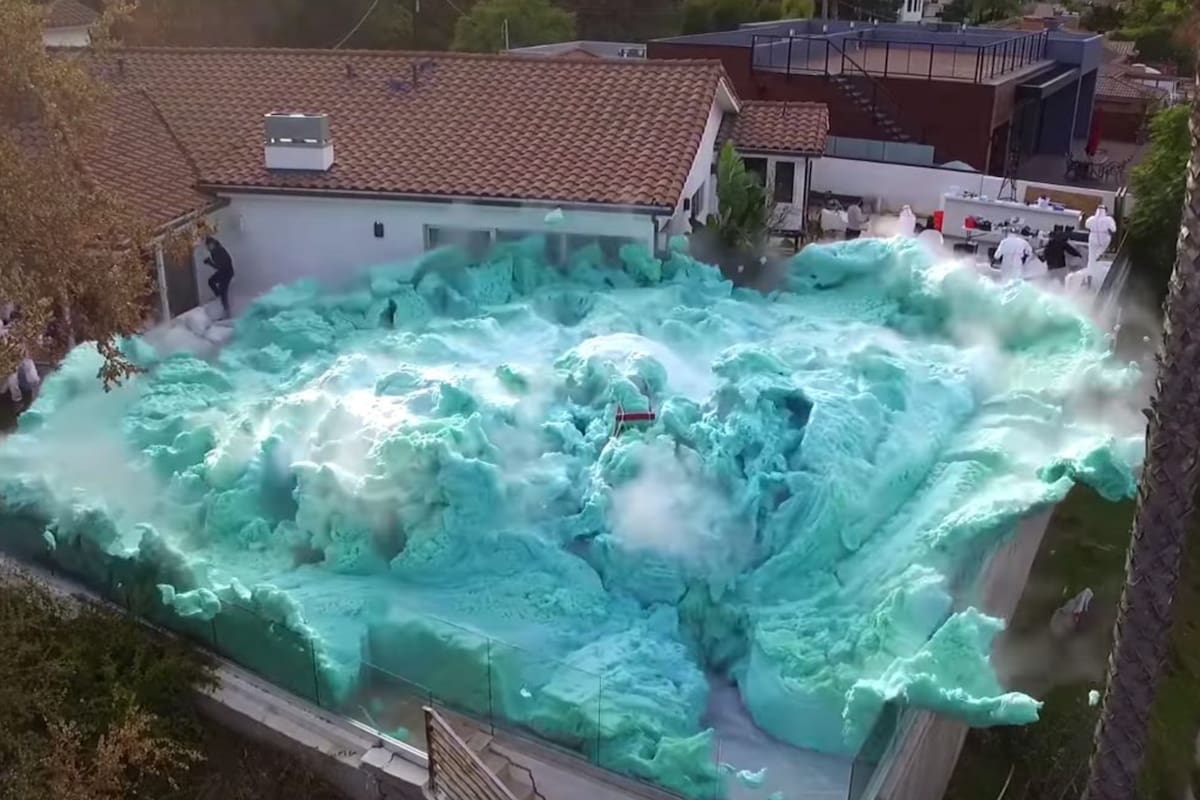 Desde California, los jóvenes filmaron todo el procedimiento para crear el volcán de espuma más grande del mundo. El resultado se hizo rápidamente viral.
