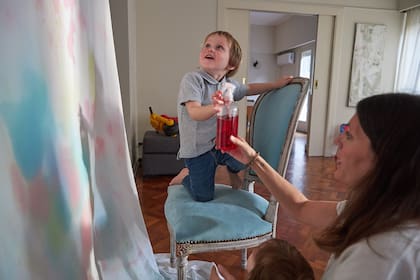 Desde @chaujuguetes, Vicky Maxwell comparte los juegos que realiza con sus hijos, como pintar sábanas con spray lavable