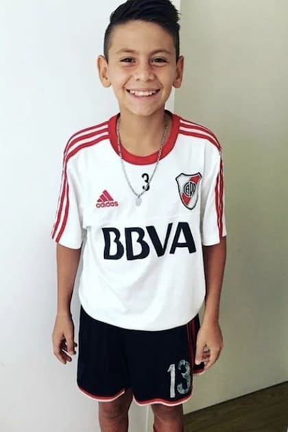 Desde chiquito, con la camiseta de River