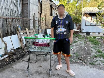 Desde chiquito, Luis (16) siempre juntó botellas o cartones para darle una mano a su familia, pero el año pasado empezó a salir todos los días con un carro que le prestaba un vecino.